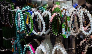 Boncuklu çok renkli bilezikler.