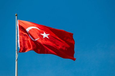 Gökyüzünde beyaz yıldız ve ay olan Türk ulusal bayrağı