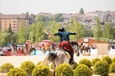 Osmanlı okçusu ata biner ve at sırtında ateş eder.