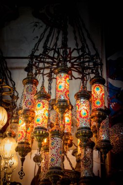 İstanbul 'daki Büyük Pazar' dan Mozaik Osmanlı lambaları