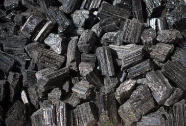 Doğal kaya örneği - ham siyah Tourmaline kristali (Schorl) değerli taş