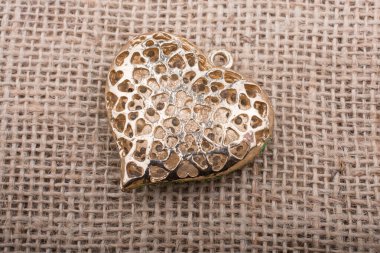 Kalp şeklinde renkli dekoratif nesneler