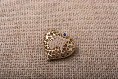 Nesneyi tuval üzerine bir ok ile kalp şeklinde