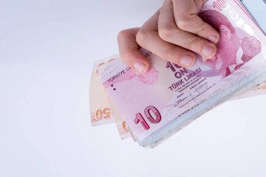 Turksh Lirası banknotlar beyaz arka plan üzerinde tutan el