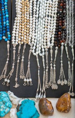 Çeşitli renk ve yarı değerli taşlar, dua eden boncuk ayarla