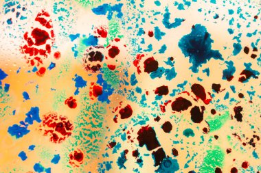 Su tabanında yağ kabarcıkları oluşmuş.