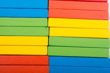 Beyaz arkaplanda renkli Domino Blokları