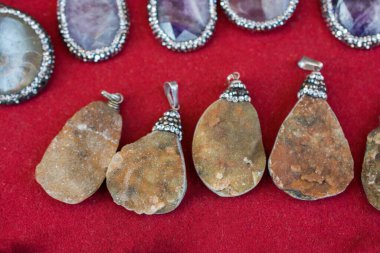 Belli bir tipte doğal mineral değerli taşlar.