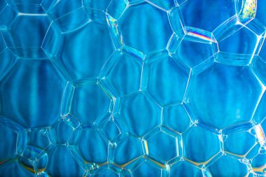 Su tabanında yağ kabarcıkları oluşmuş.