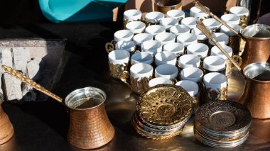 Geleneksel şekilde metalden yapılmış Türk kahve demlikleri