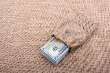 Banknot paket bizden dollarin bir tuval üzerine bir çuval