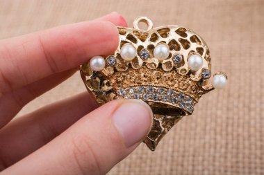 Elinde küçük bir manken tacı tutarken