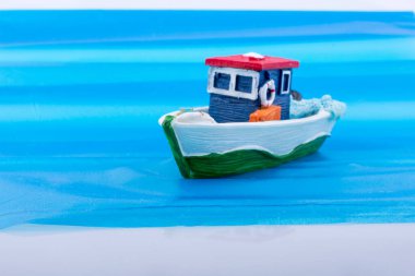Küçük renkli modeli teknede windows ile mavi arka plan