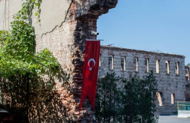 Türk ulusal bayrağı açık havada bir direğe asılı