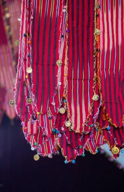 Türkçe geleneksel nakış işlemeli kadın eşarbı