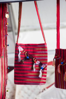 Geleneksel el yapımı kumaştan yapılmış el yapımı çantalar.