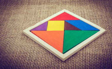 Kare tangram bulmacasının renkli parçaları