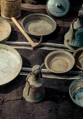 Görünüşte çok eski tarz metal ewer su kavanozu