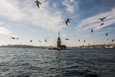 Boğaz 'ın ortasında bulunan Bakireler Kulesi