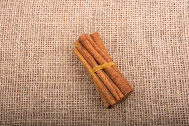paket tarçın bir keten tuval arka plan üzerinde sopa