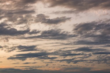 Gri renkli bulutlar kısmen gündüz gökyüzünü kaplıyor