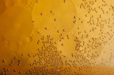 Su tabanında yağ kabarcıkları oluşmuş.