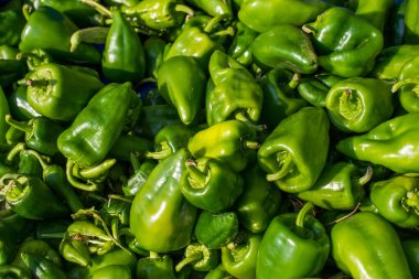 Markette taze kırmızı biber bulundu.