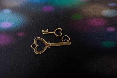 Koyu arkaplanda kalp şeklinde retro metal tuşlar