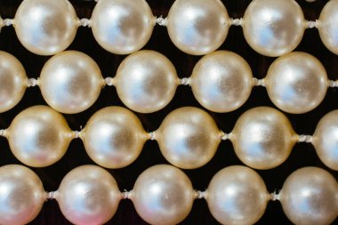 Arkaplanda inci boncuklar ve parlak inciler.