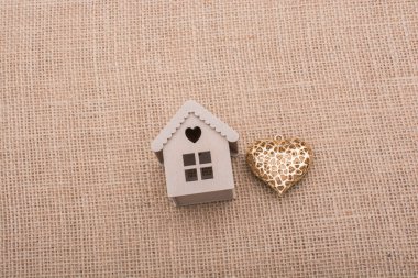 Kahverengi bir arka plan üzerinde simge ve model evler şeklinde kalp