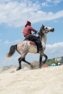 Türk erkeği ve binicisi etnik kıyafet örnekleri