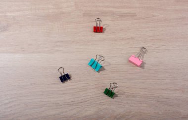 Görünürde saplı metalik cilt kliplerinin resmi