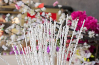 Plastik gerçek olmayan sahte çiçekler Renkli çiçekler