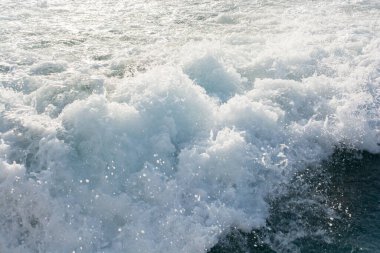 Su yüzeyi köpüklü ve köpüklü bir arka plan olarak