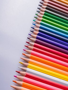 Beyaz arkaplana çeşitli renklerin renk kalemleri