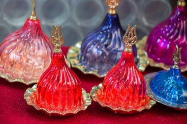 Piyasada bulunan çok renkli el yapımı Türk yemekleri