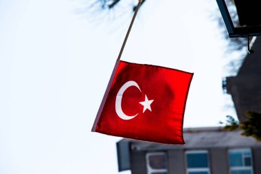 Türk ulusal bayrağı açık havada bir direğe asılı