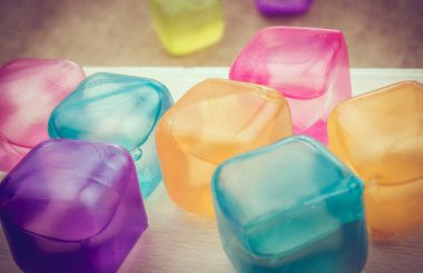 Kahverengi arka planda sahte renkli buz küpleri