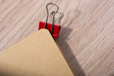 Tahta bir arka planda bir deftere tıklayın