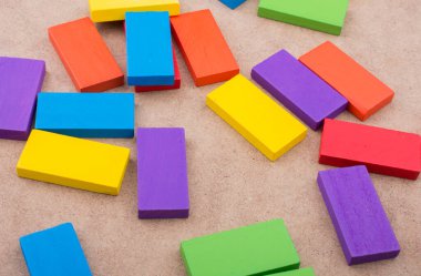 Çeşitli renk ahşap blok rastgele dağılmış