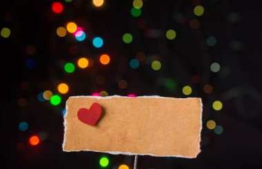 Sevgililer Günü 'nde yırtık kağıda aşk kavramı yazılıyor.