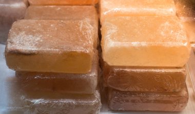 Organik Himalaya mineral tuzu sağlıklı malzemeler pişirmek için kullanılır.