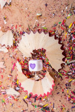 Kalem kırıntıları arasında kalp şeklinde bir nesne