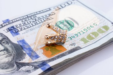 Amerikan 100 dolarlık banknot ve bir altın taç renk