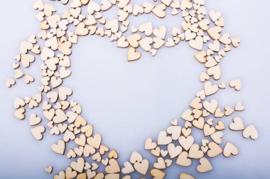 Tahta kalpler aşk konsepti olarak Heaart şeklini alırlar.