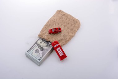 Telefon kulübesi, araba ve banknot paketlemek bizden bir çuval olarak dolar