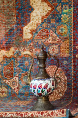 Görünüşte çok eski tarz metal ewer su kavanozu