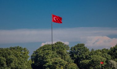 Türk ulusal bayrağı açık havada bir direğe asılı