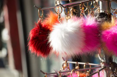 Çarşıdaki renkli ponponların seti.