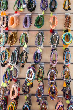 Renkli boncuklardan yapılmış bilezik.